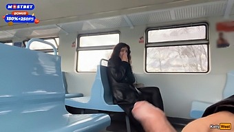 Η Άγρια Δημόσια Περιπέτεια Της Katty West Με Τρένο Με Cumwalk.