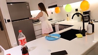 Τούρτα Γενεθλίων Και Σκληρό Σεξ Στην Κουζίνα Με Μια Milf.